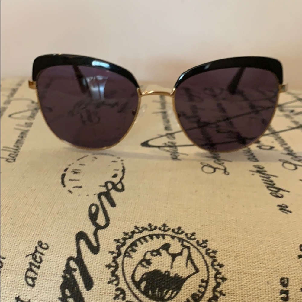 Prada sunglasses - Picture 3 of 6